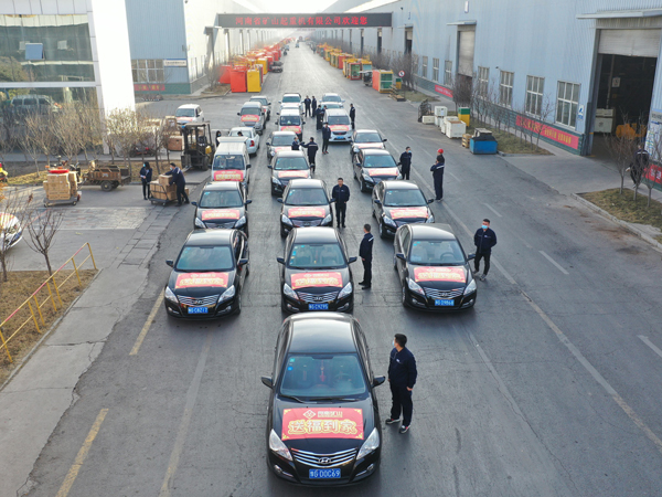 福來啦！河南礦山新春送?；顒诱絾樱?/></p><p>送福暖人心，濃濃礦山情。今年的送?；顒右颜嚼_序幕，公司黨委書記崔培軍囑咐每一個送福小組，給業(yè)務經理及其家人帶去他的新年祝福，讓常年奔波在外的業(yè)務經理及家人度過一個歡樂、祥和、溫暖的春節(jié)。</p><p>真情慰問，暖人心田。河南礦山將一如既往地回報、慰問每一個支持公司發(fā)展，為公司做出貢獻的人，與大家一起共迎新春佳節(jié)，共創(chuàng)美好明天！</p><div   id=